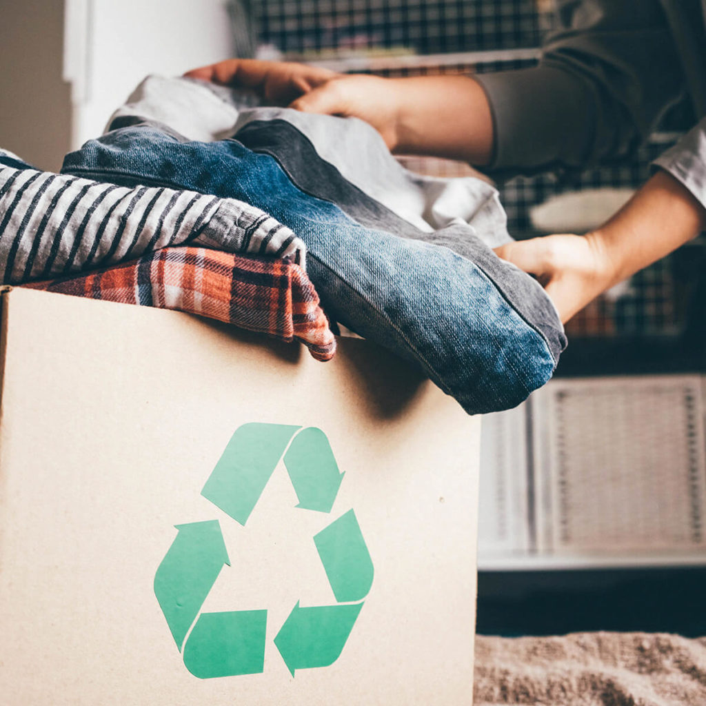 别扔！你家的旧衣服，能帮你换不少钱，不如选择绿巨能旧衣回收 - 绿巨能回收